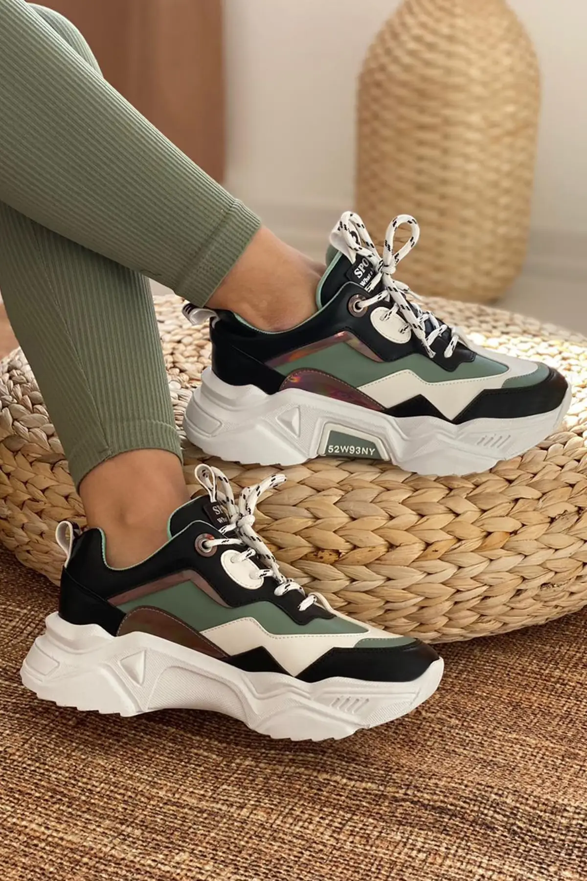 

Женские черные белые кроссовки