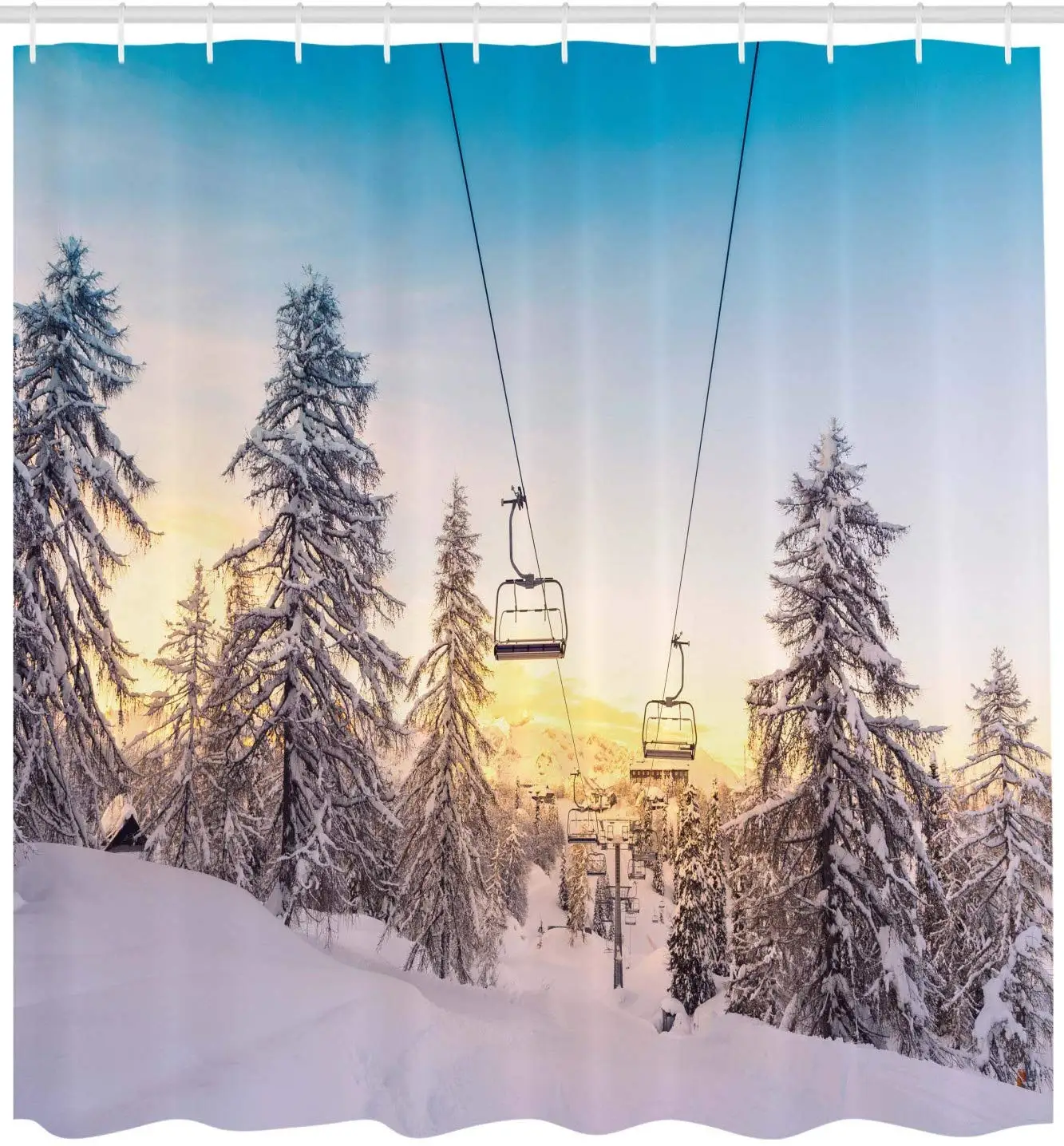 Зимний душ занавески горы с горнолыжными трассами и подъемниками рядом