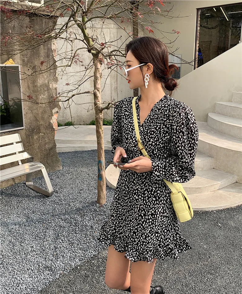 

Vintage Dress Women V-Neck Puff Sleeve Printed Dress Female Casual Ruffled Hem Mini Dress 2021 Spring Clothing