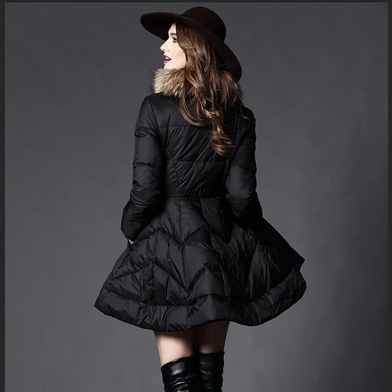 Женская зимняя куртка-накидка на белом утином пуху с воротником из енота | одежда