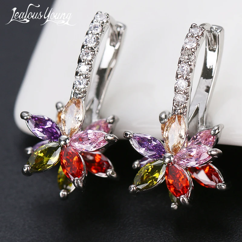 Женские серьги кольца серебряного цвета с прозрачными кристаллами циркония в