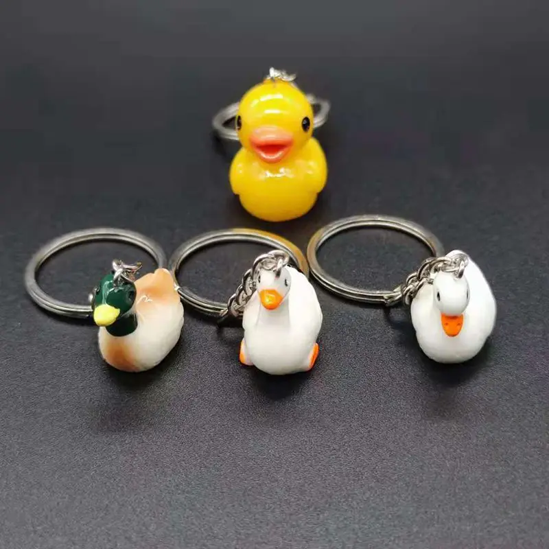 Брелок с маленькой желтой уткой из мультфильма лебедем подвеска в сумку
