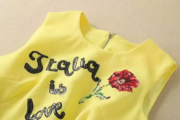 Женское платье без рукавов Truevoker желтое дизайнерское на пуговицах с золотистыми