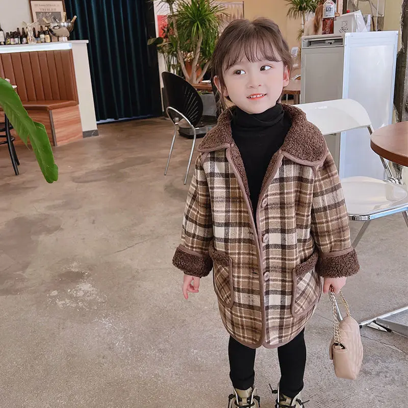 

Детская верхняя одежда, новинка 2022, зимний свитер, хлопковое повседневное шерстяное пальто в клетку для маленьких девочек с отложным воротн...