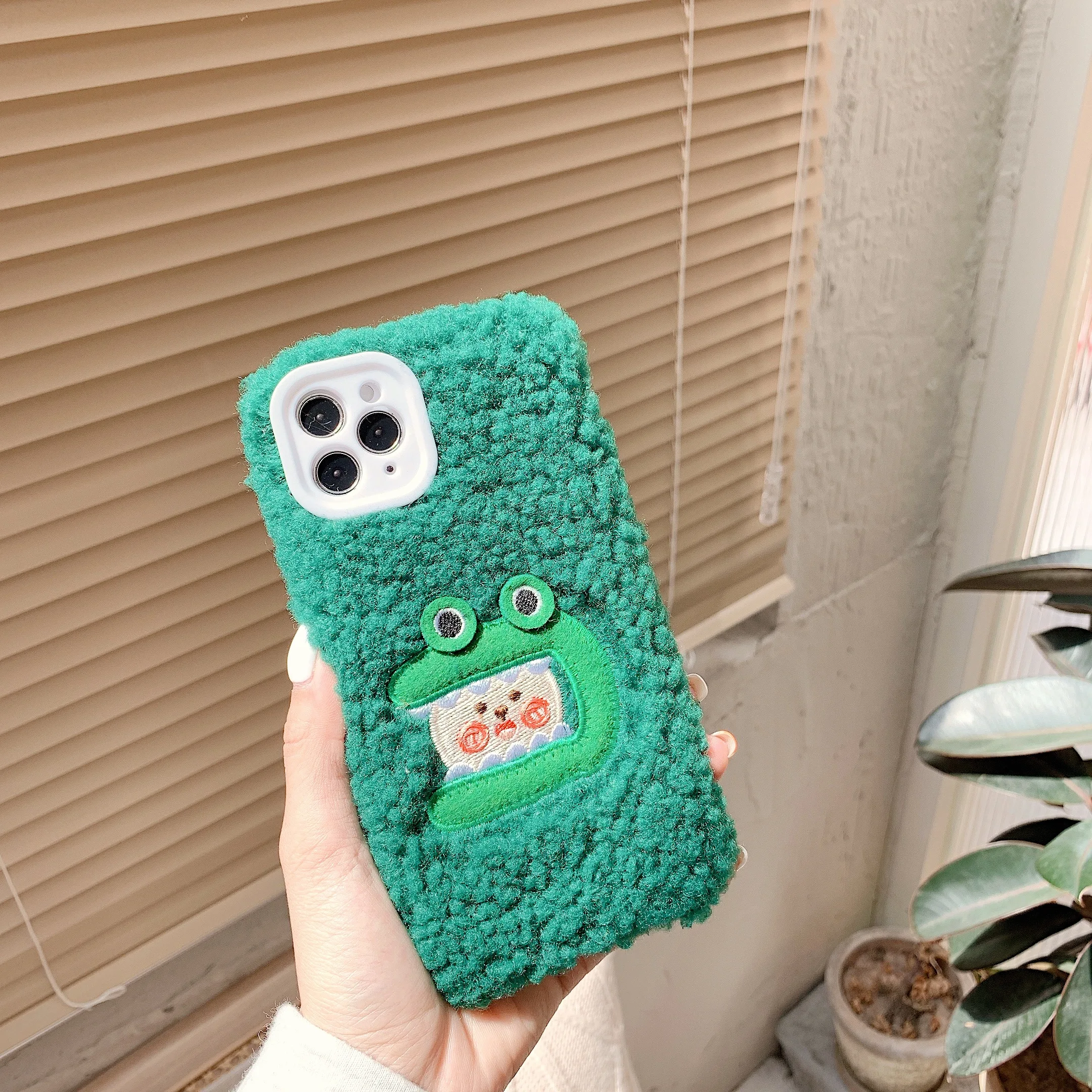 

Hand and foot embroidery plush-crocodile suitable for iphone11ProMax mobile phone case 7/8plus x xsmax xr protective cover