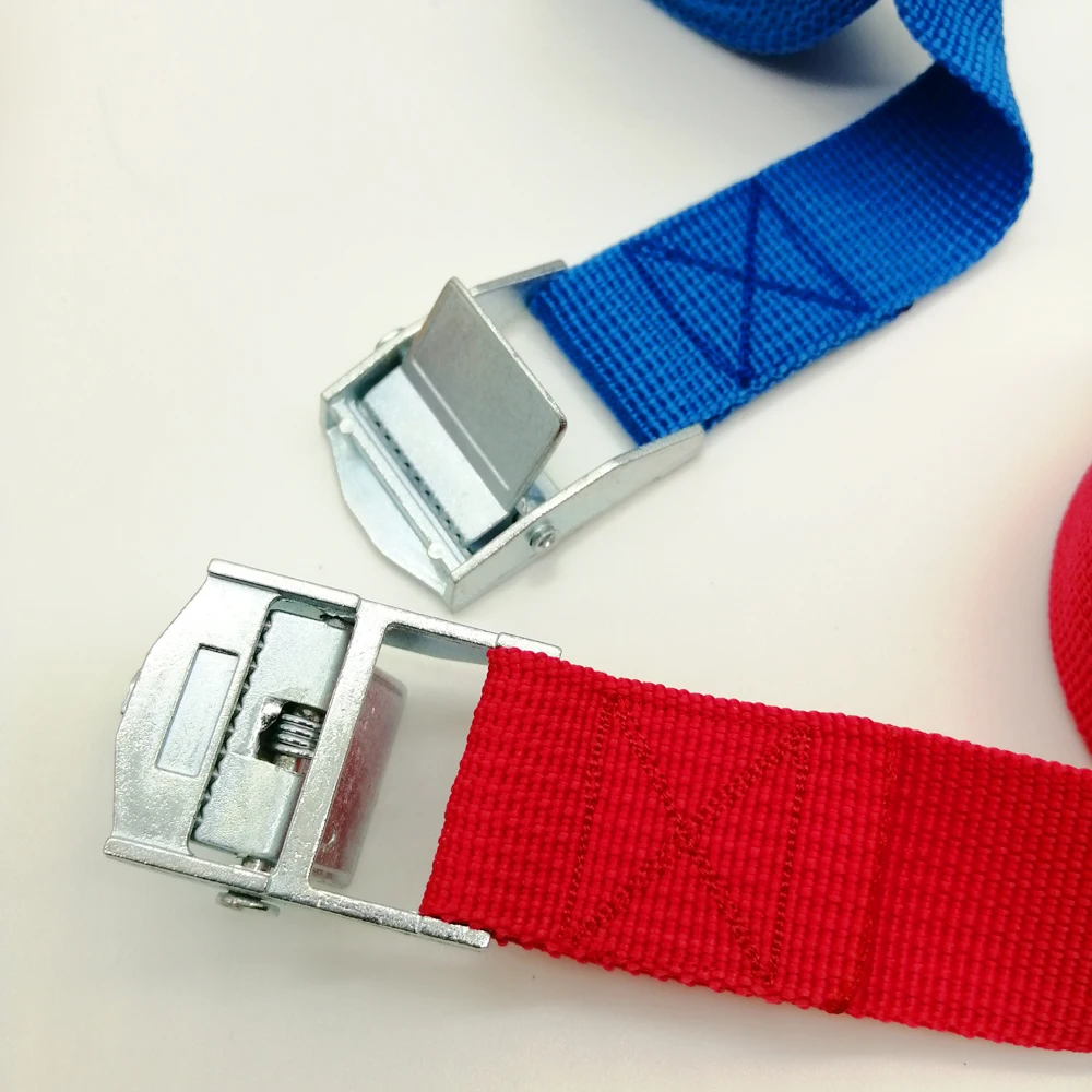 Автомобильный ремень натяжения с рatchet (фиксатором) и металлической пряжкой.