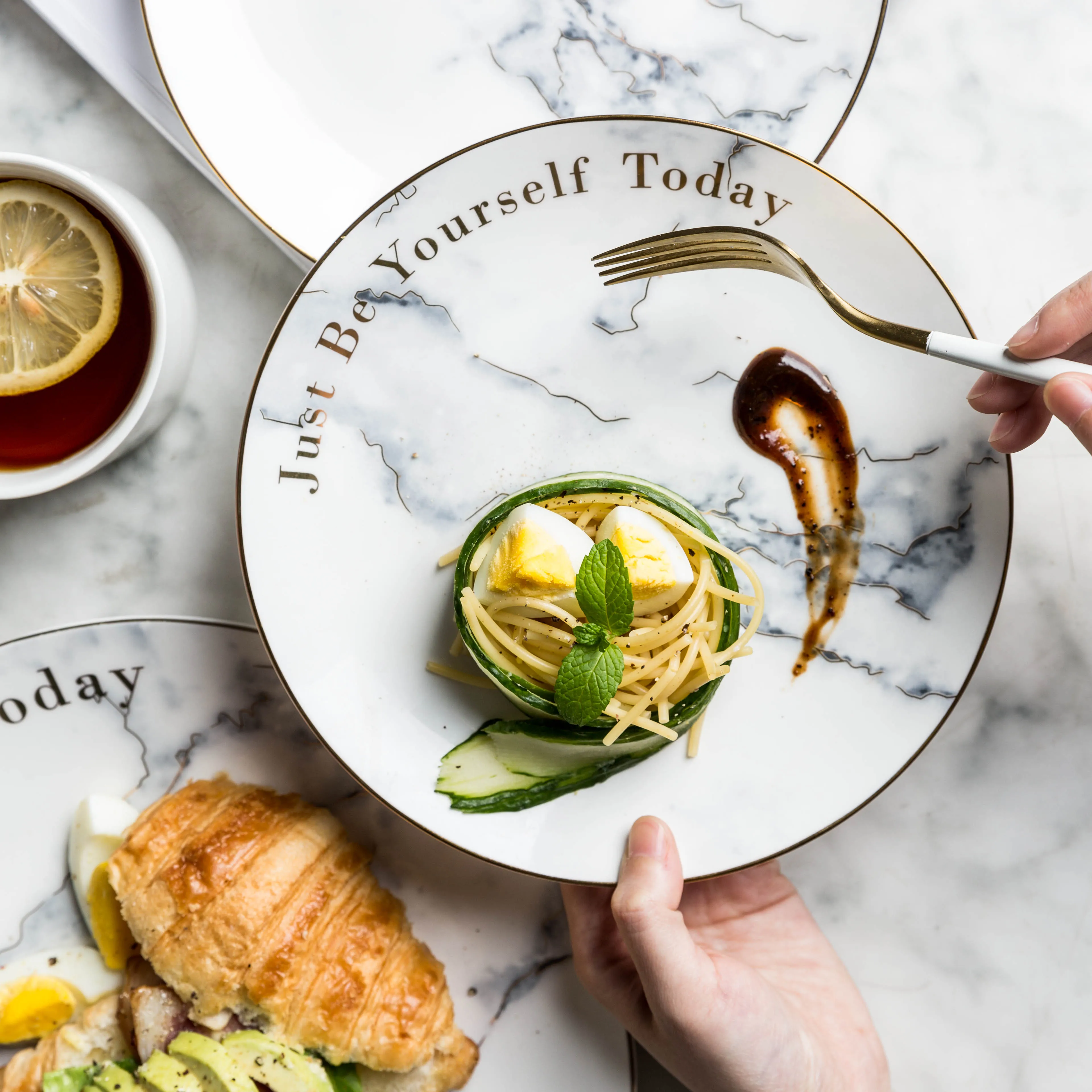 Набор фарфоровой посуды керамическая тарелка под золото белый мрамор украшение