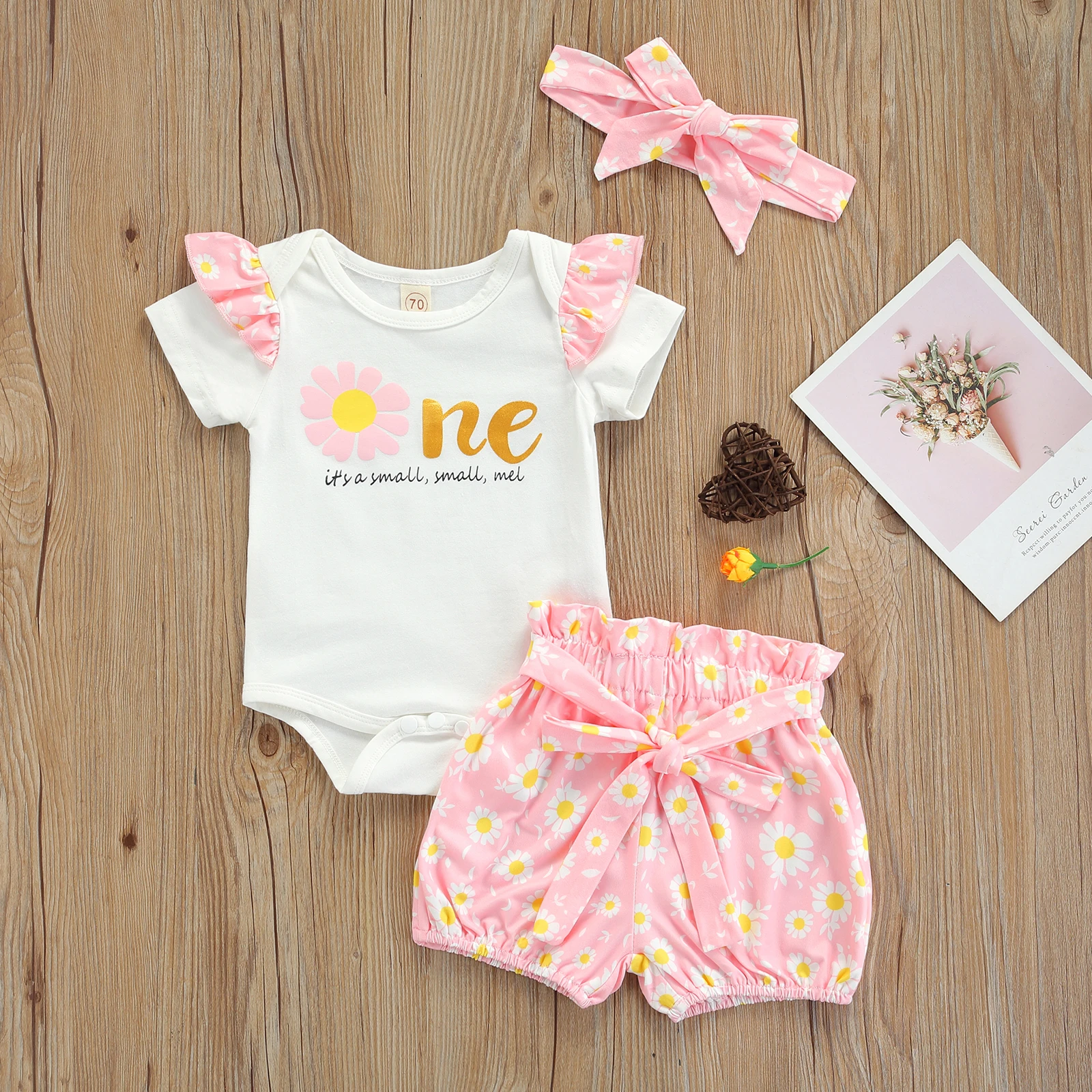 

Three Piece Baby Girl’s Clothes Sweet Letter Short Sleeve Romper and Little Daisy Short Pants with Headband Summer Clothes