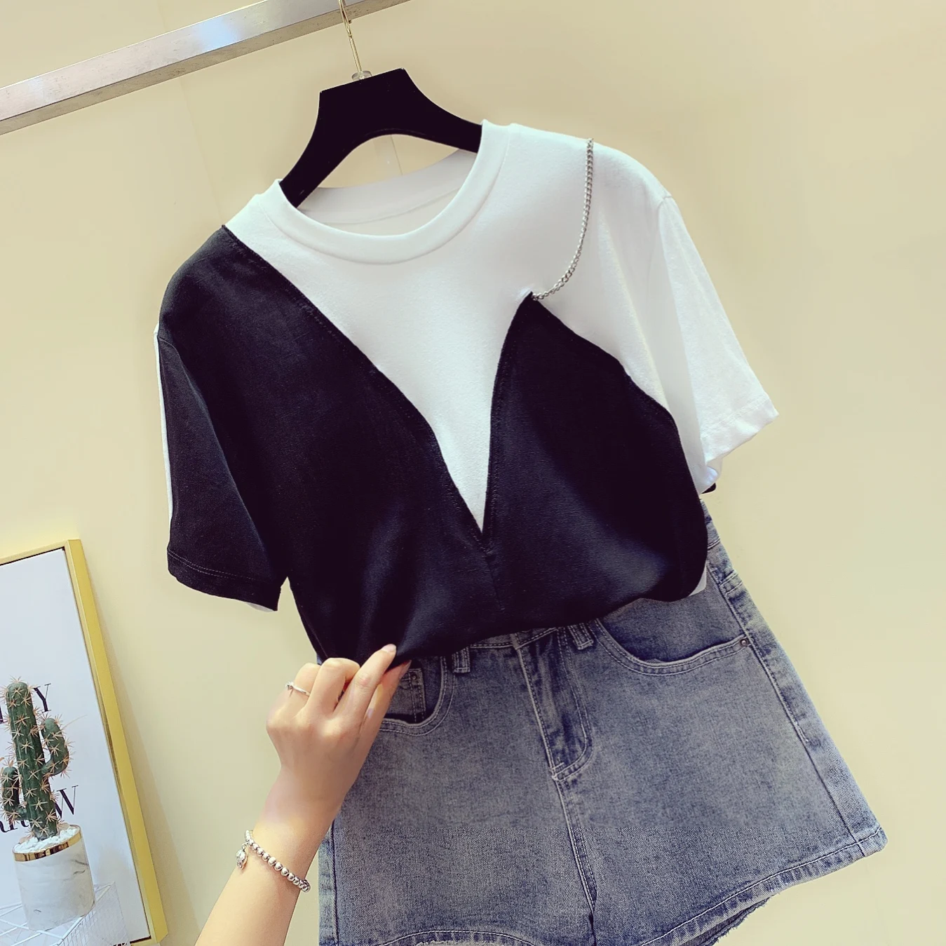 Женская хлопковая футболка с короткими рукавами белая и черная свободная