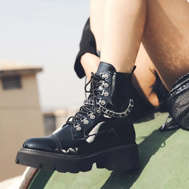

Стильные трендовые британские черные ботинки из лакированной кожи на толстой подошве, женские модные высокие ботинки в стиле панк, мотоцик...