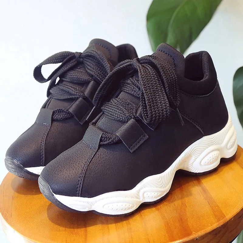 Женские кроссовки из лакированной кожи черные на вулканизированной подошве со