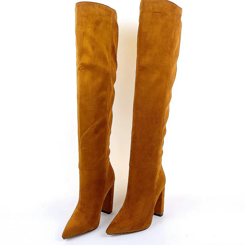 Женские сапоги выше колена с острым носком на массивном каблуке | Обувь