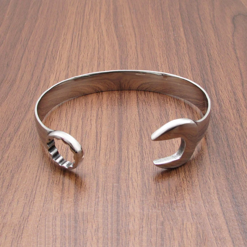 Браслет мужской из нержавеющей стали серебристый с одной головкой |