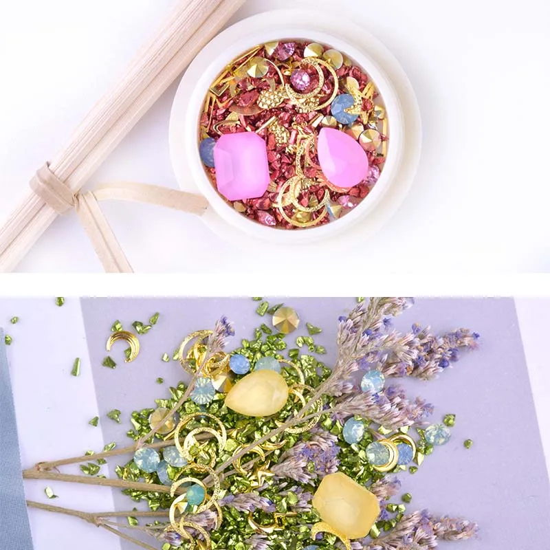 Коробка из нескольких аксессуаров смешанных с аксессуарами для дизайна ногтей