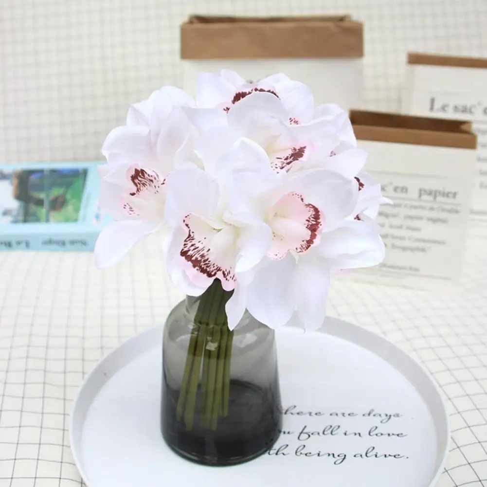 

1 Bouquet Durable Artificial Flower Eye-catching Wide Application Fake Flower Bouquet for Bride Fake Flower Bouquet