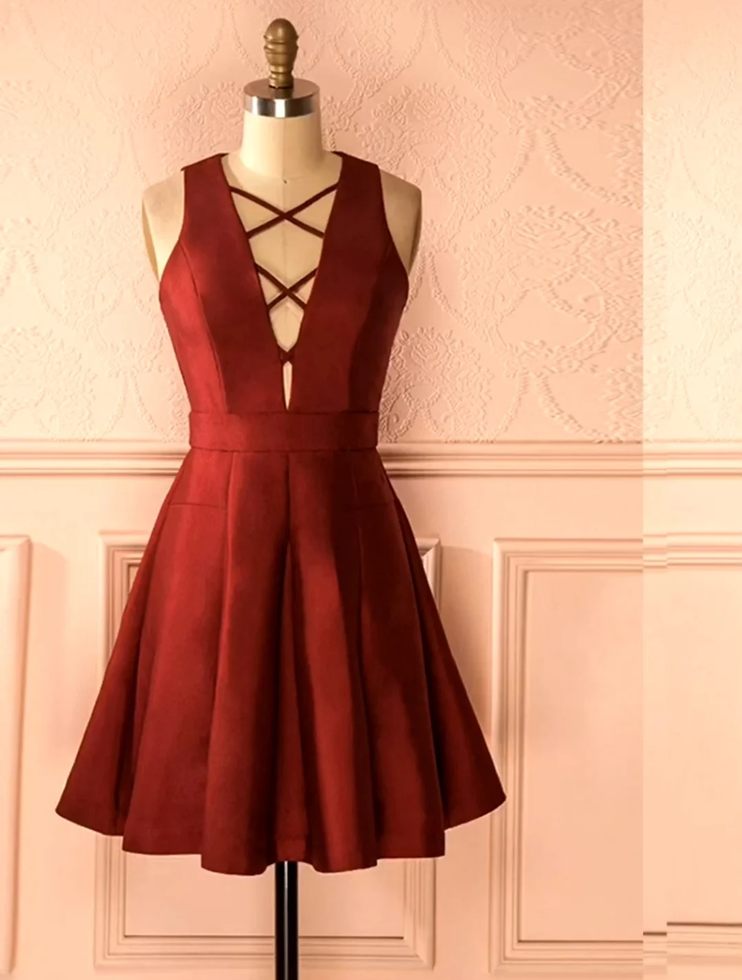 

Женское платье с перекрещивающимися спереди коротким V-образным вырезом, с карманами, на молнии сзади, длиной до колен