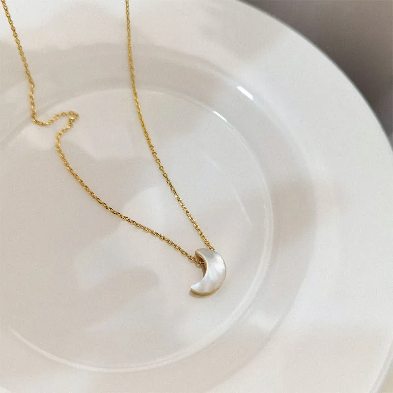 

Fashion Popular Copper Gold Plated Crescent Simple Wild Shell Link Chain Moon Pendant Necklace Precious Jewelry For Women