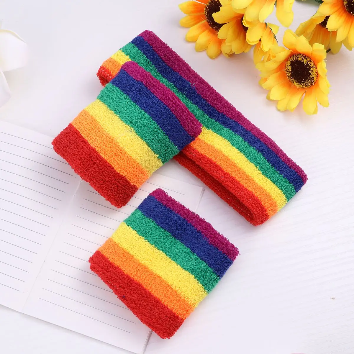 Набор полосатых свитеров из 3 предметов включает 1 спортивную повязку на голову и