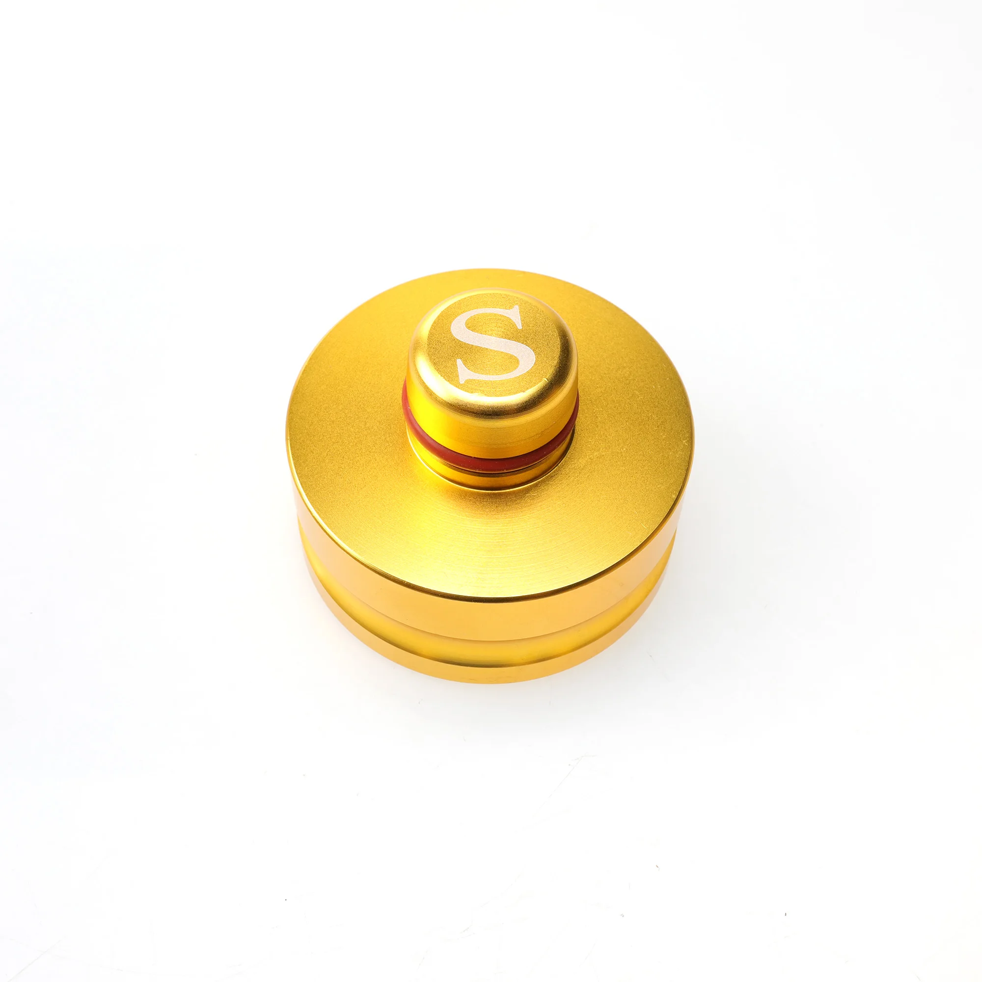 Адаптер для подъемной площадки Tesla Model S защищает боковую обшивку аккумулятора.