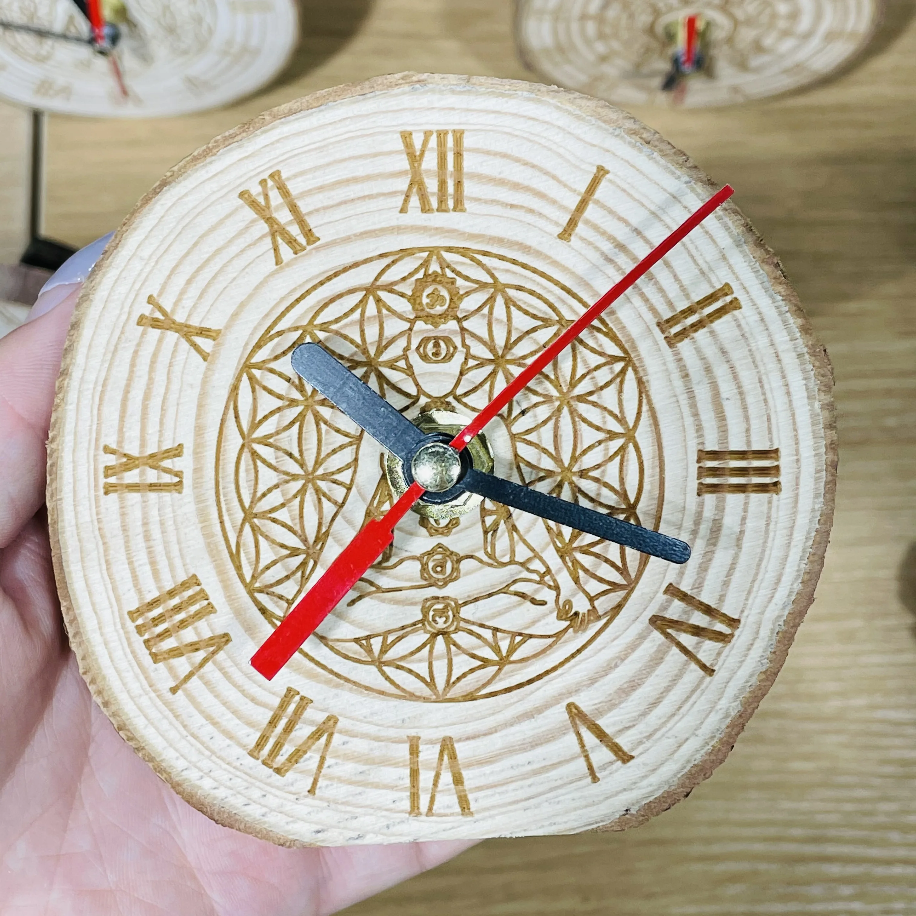 

Log Core Carved Battery Clock Home Decor