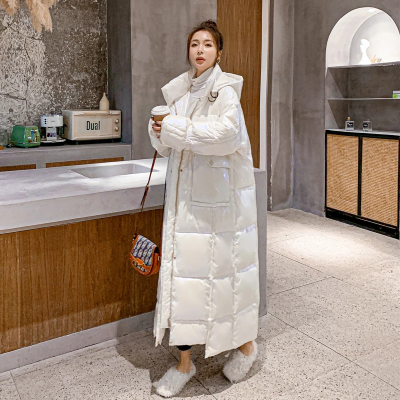 Женское зимнее модное пальто выше колена средней длины на белом утином пуху
