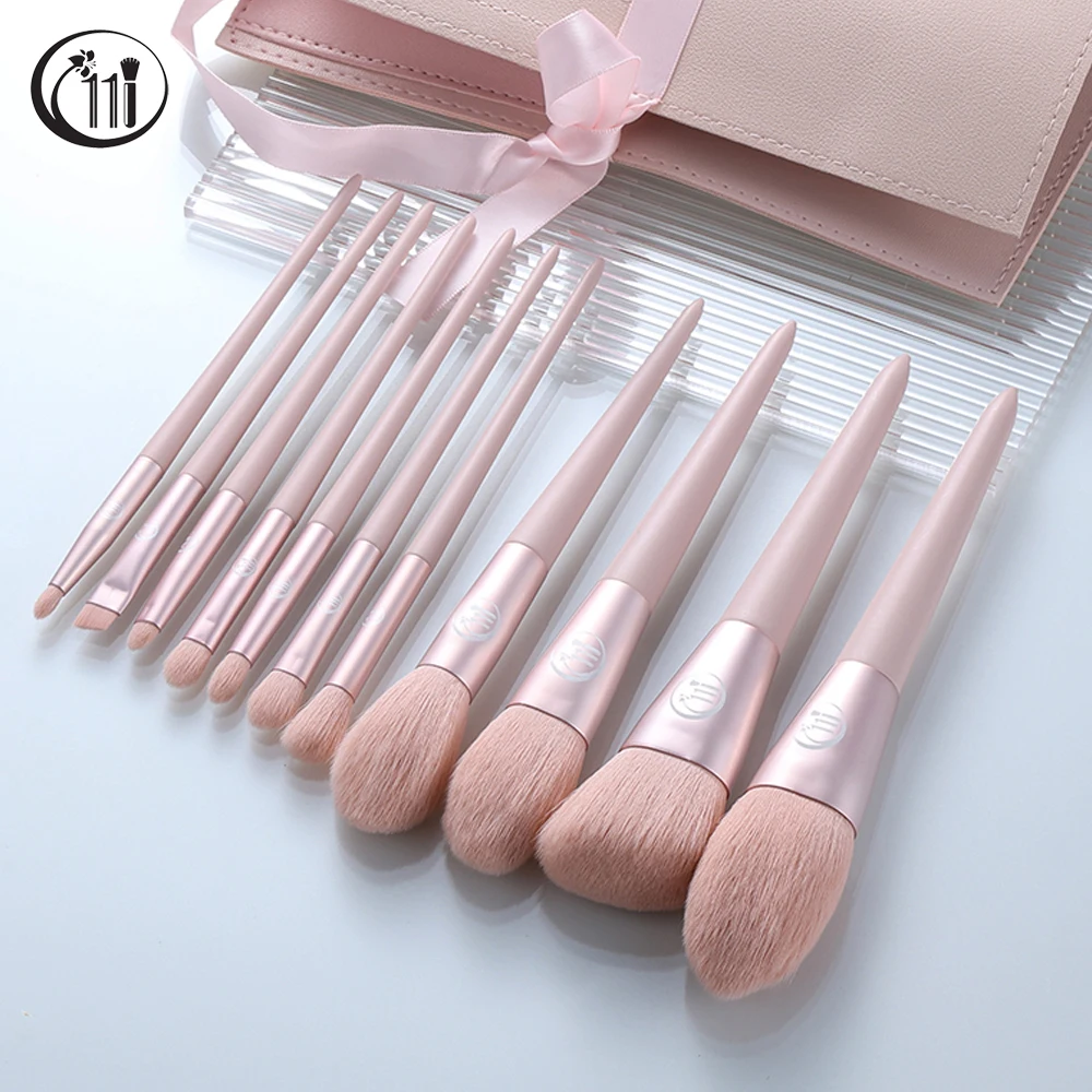 Набор розовых кистей для макияжа kosmetсоставляют нанесения пудры теней век