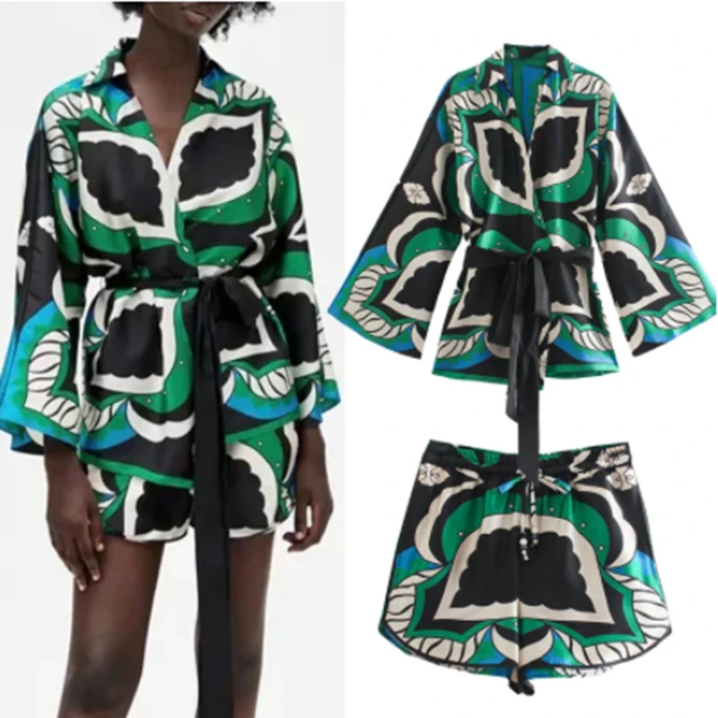 

Женский комплект из топа с длинным рукавом, повседневный комплект из двух предметов, рубашка с поясом и принтом и шорты с высокой талией, лет...