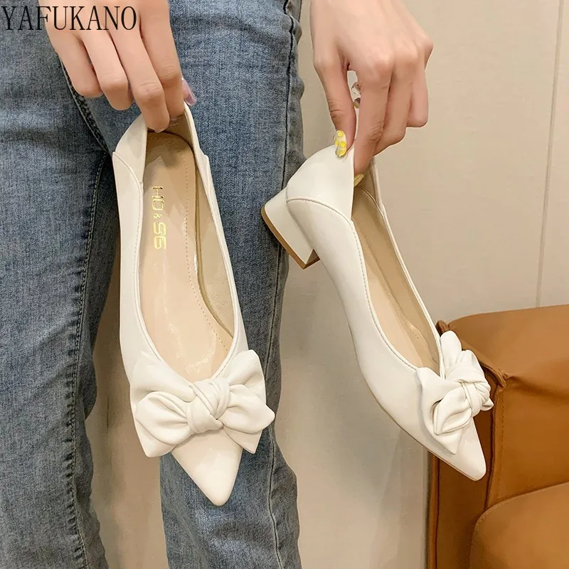 

Туфли-лодочки женские на низком каблуке 3 см, кожаные модные однотонные туфли с бантом-бабочкой, заостренный носок, на толстом каблуке в стил...