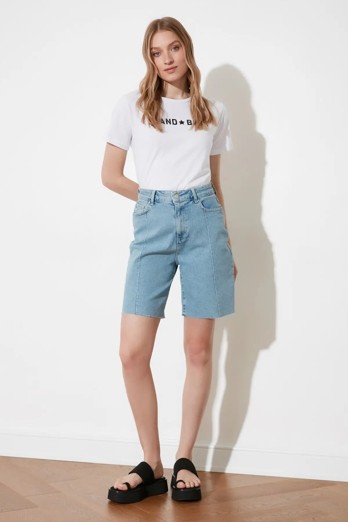 

Trendyol Stitch Detailed Denim Shorts TWOSS20SR0322