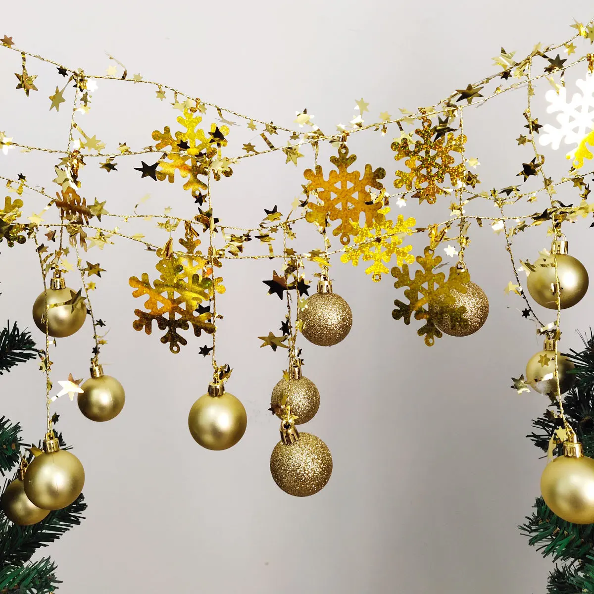 

Christmas Hanging Ball With Snowflake Xmas Tree Drop Ornaments Balls Hanging Tree Pendant For Christmas Decor New Year Gift