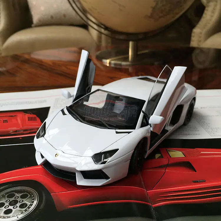 Модель автомобиля из сплава 1/18 коллекция украшений для дома подарок на день