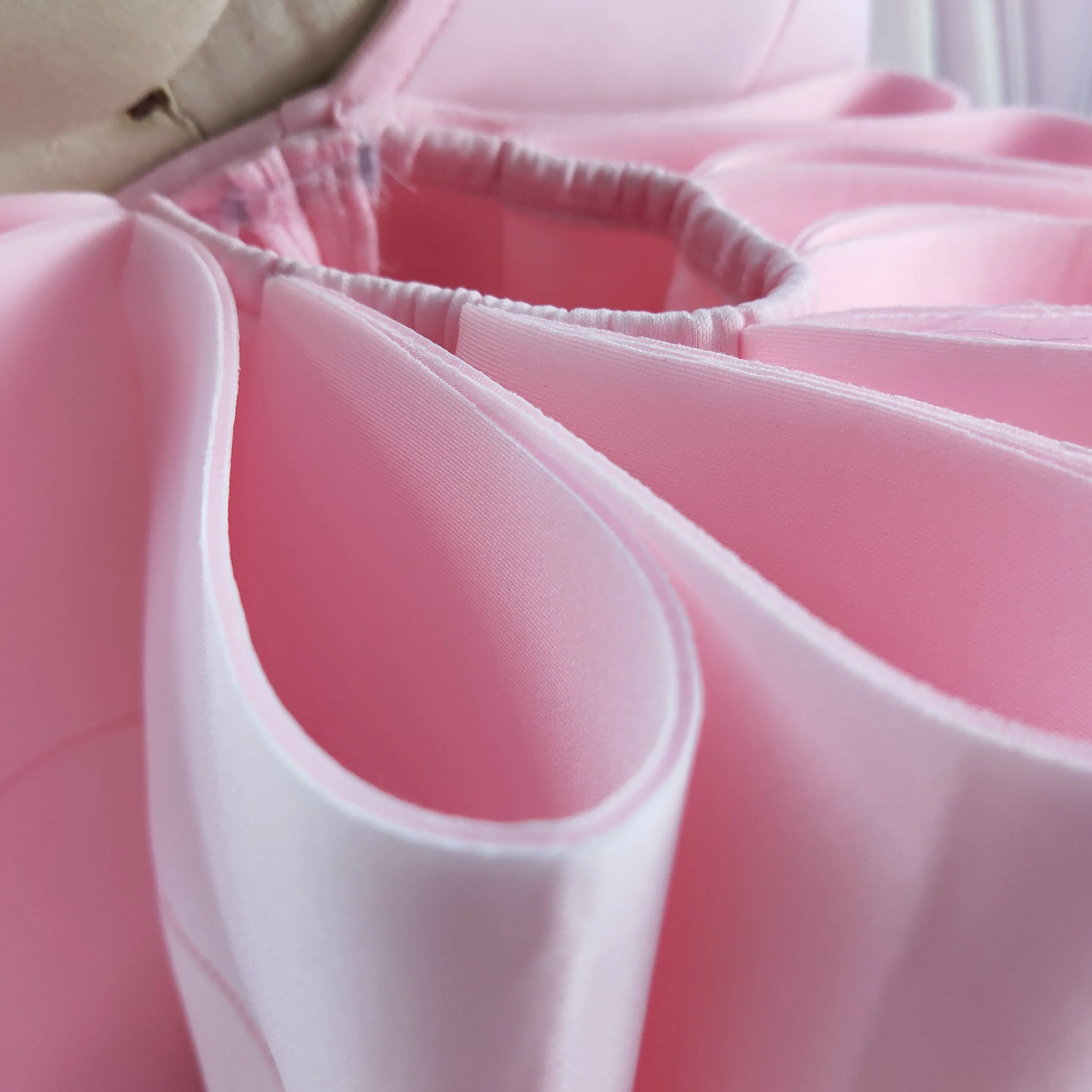 Женское облегающее платье футляр средней длины с открытыми плечами