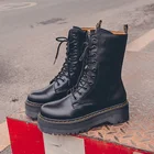 Женские мотоциклетные ботильоны из мягкой кожи на танкетке со шнуровкой и резиновой подошвой