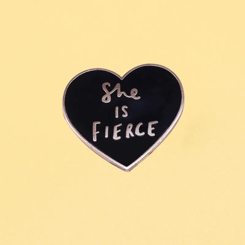 Она является жесткой черного цвета в форме сердца эмали штырь женских