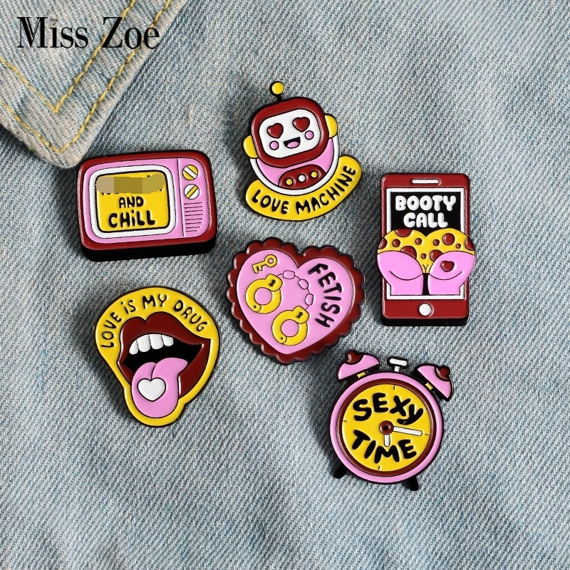 Розовый желтая эмалированная булавка ТВ часы робот губы Анальная пробка значок с