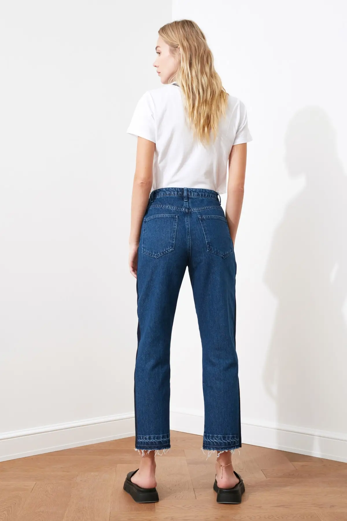 

Trendyol With Color Block Stitch Detail High Bel Straight Jeans TWOAW21JE0700