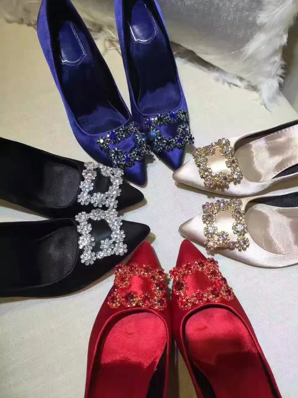 

Новинка 2021, стразы, свадебные туфли с квадратной пряжкой, женские туфли с острым носком, шелковые атласные туфли на плоской подошве