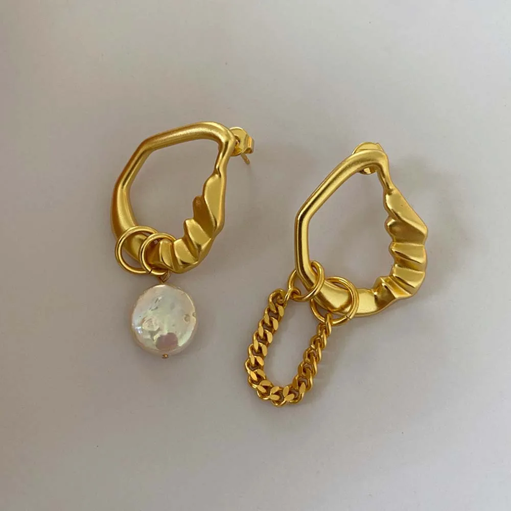 

In 2021, The European And American Lady Pearl Earring Asymmetric Creative Retro Metal Accessories