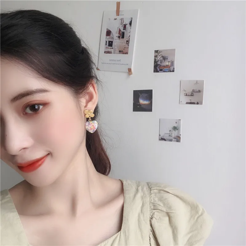 Симпатичные милые серьги-клипсы золотого цвета с цветком из цветного стекла в