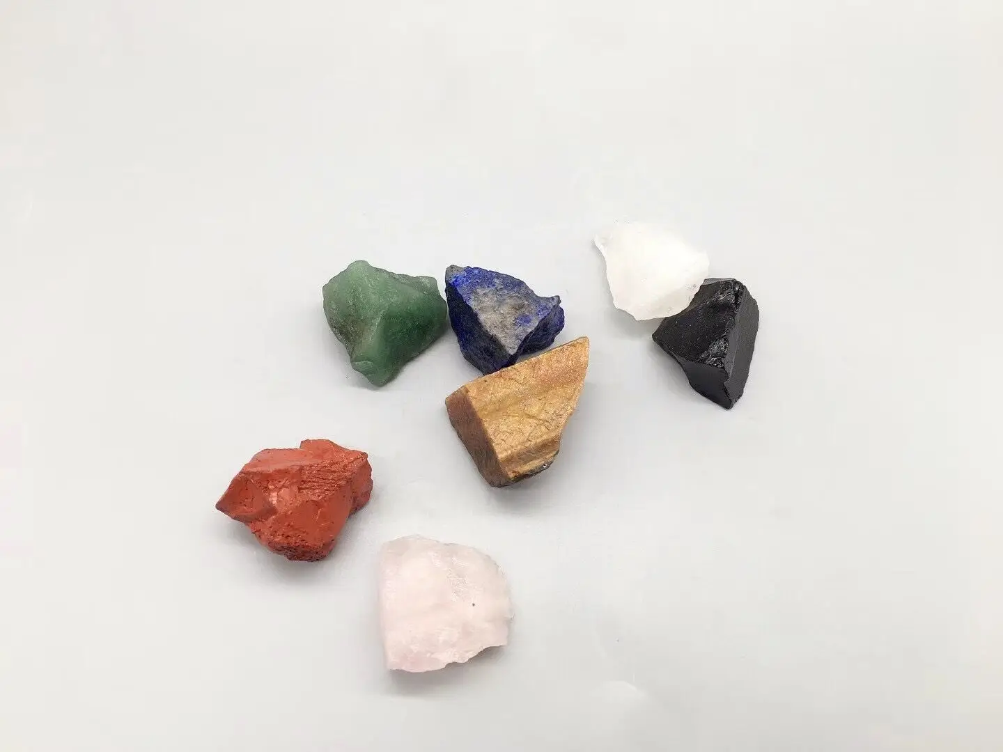 

Комплект семь чакр из необработанного энергетического камня, набор из натурального хрустального драгоценного камня, украшения, подарочная...