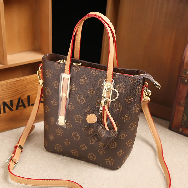 

Сумка из натуральной воловьей кожи для женщин, новинка 2021, модная универсальная сумка-мессенджер на одно плечо с буквенным принтом, кошельк...