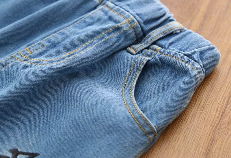 Джинсы для маленьких мальчиков и девочек модные брюки с принтом помады короны