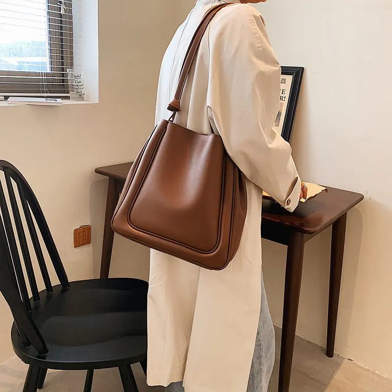 Large Capacity Bag Women's 2021 New Autumn Winter Commuter Tote Bag High Sense Single Shoulder Bag Light Luxury Fashion Handdag