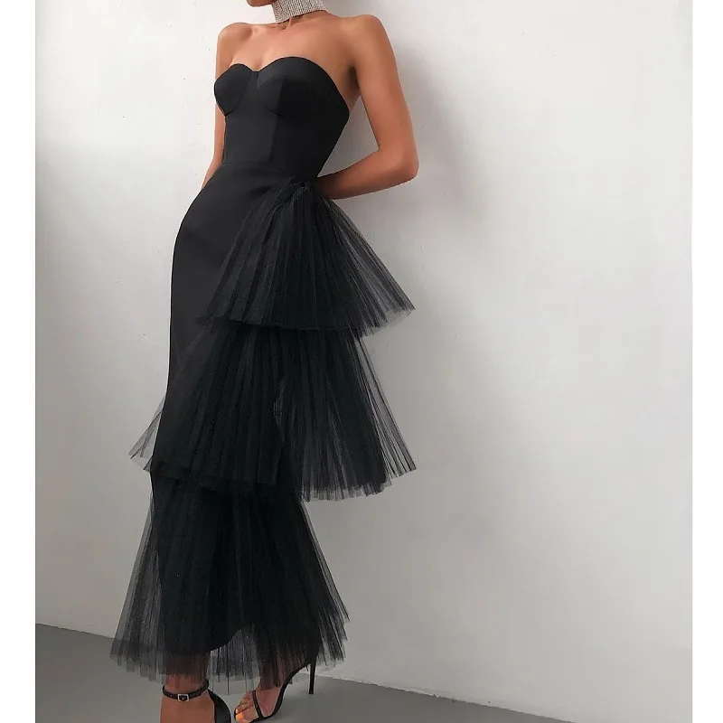 Женское кружевное платье-карандаш с открытой спиной черный/белый/розовый цвета |