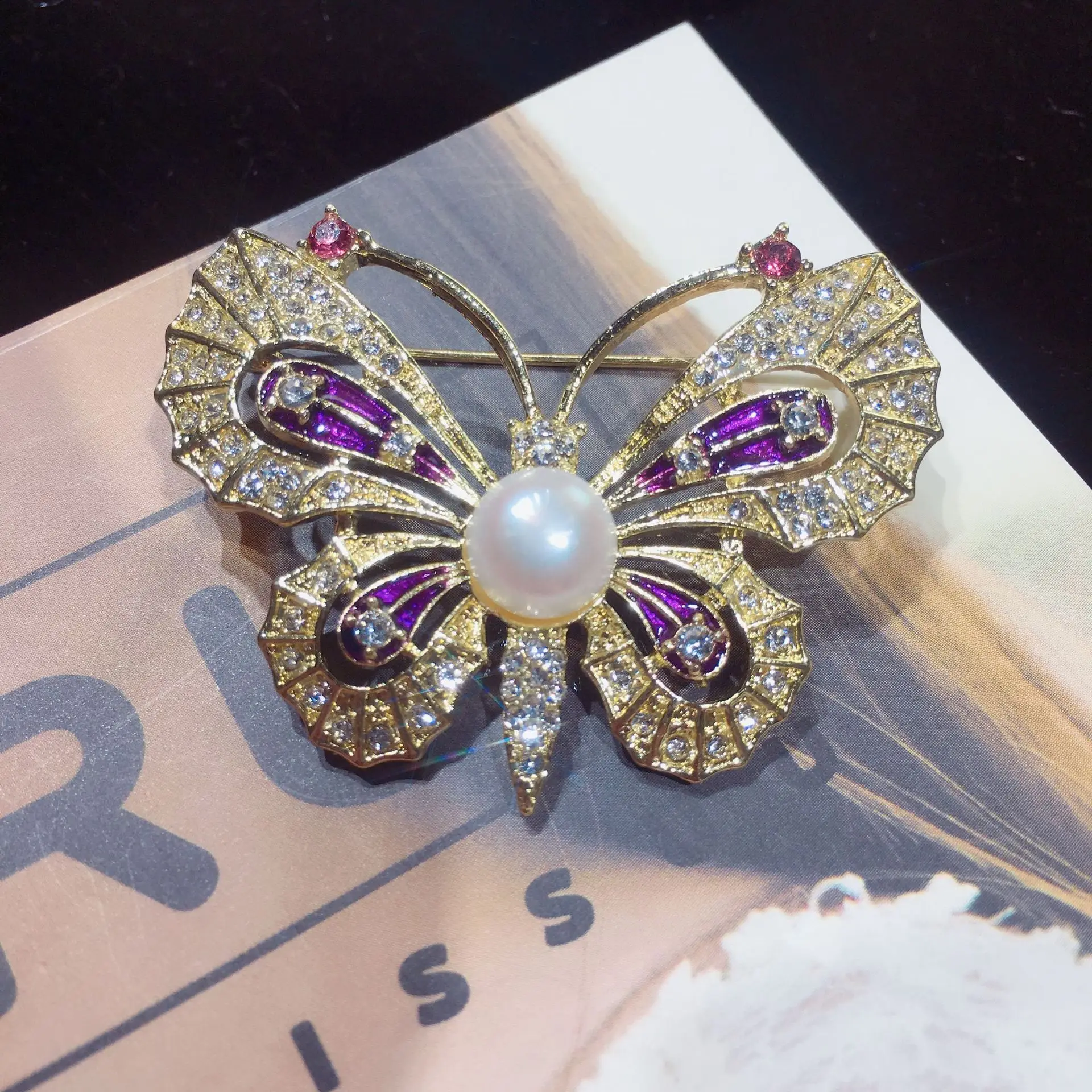 

Natural freshwater Pearl brooch Butterfly brooch gifts finished wholesale