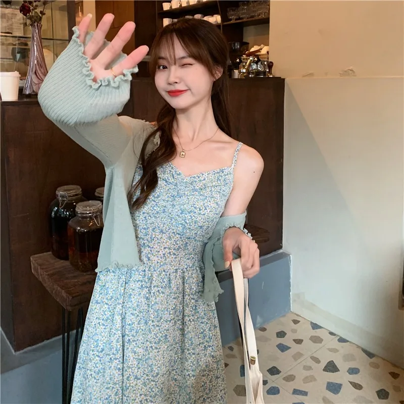 Женское платье на бретелях спагетти милое приталенное средней длины с цветочным