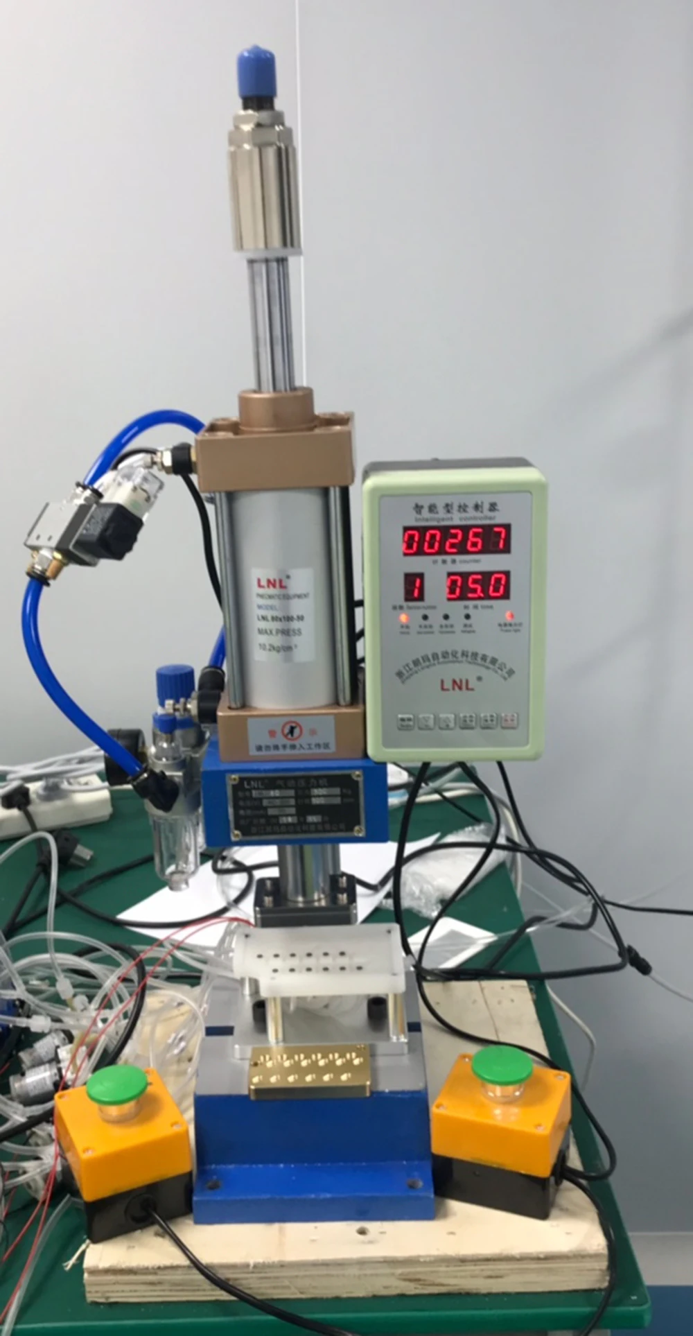 

Pneumatic press machine small desktop 100 type punch machine press 500KG