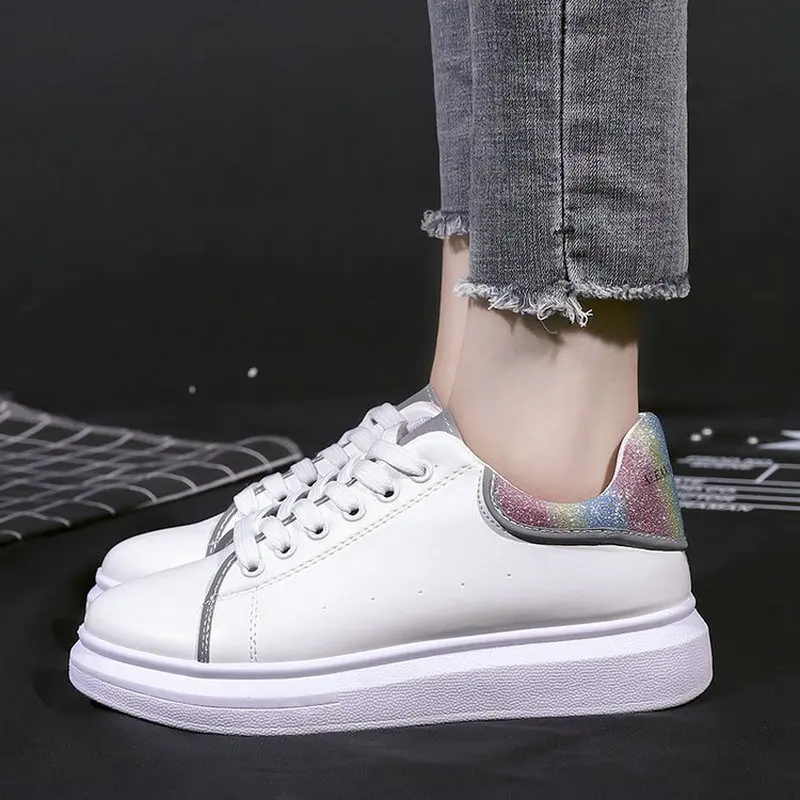 Светящиеся белые кроссовки Новинка осени 2019 повседневные на толстой подошве в