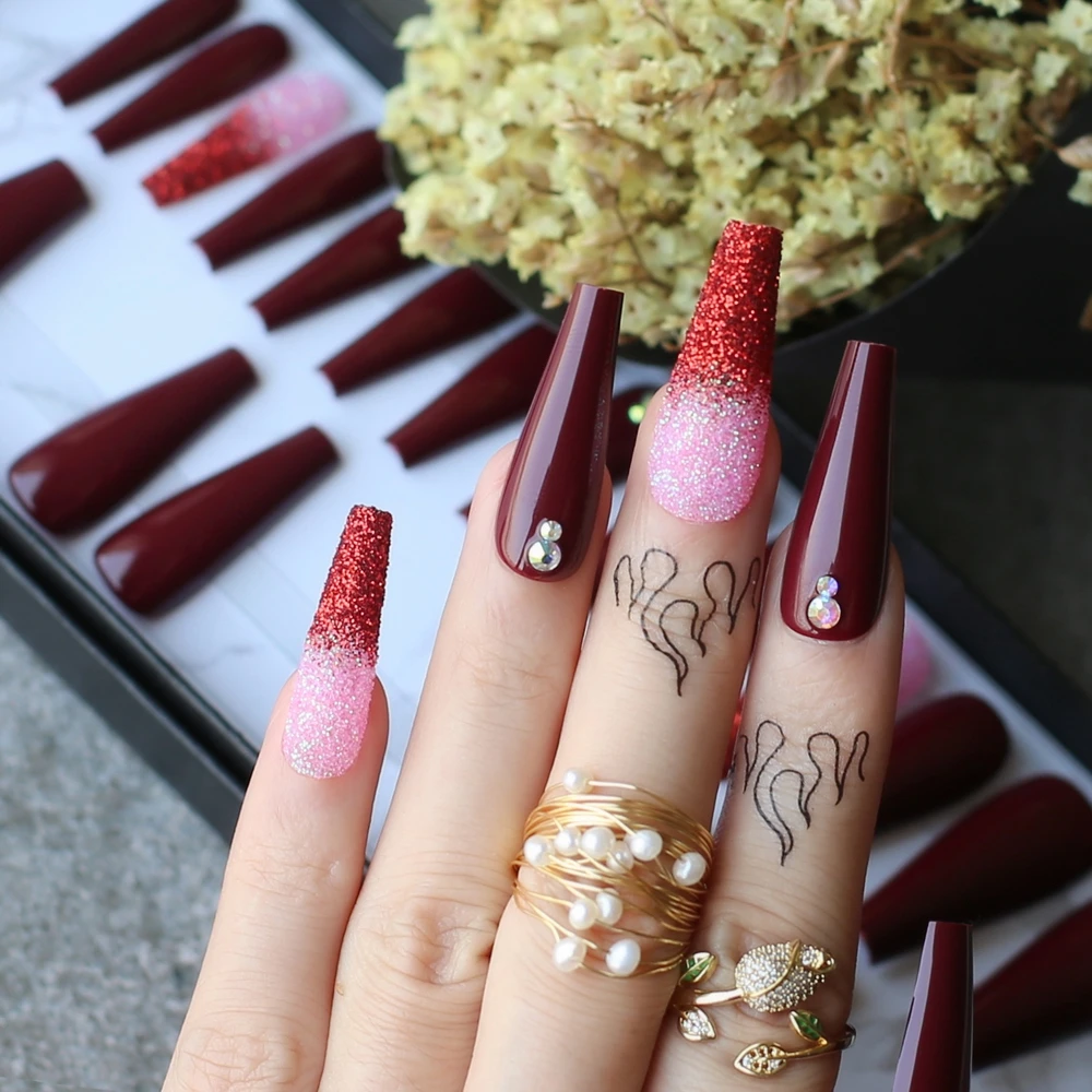 

Роскошные confin бордовый накладные ногти 28 шт. пресс для ногтей, для нанесения с помощью клея красный эффектом деграде (переход от темного к блестящая зимняя Поддельные Гвозди блестящие стразы