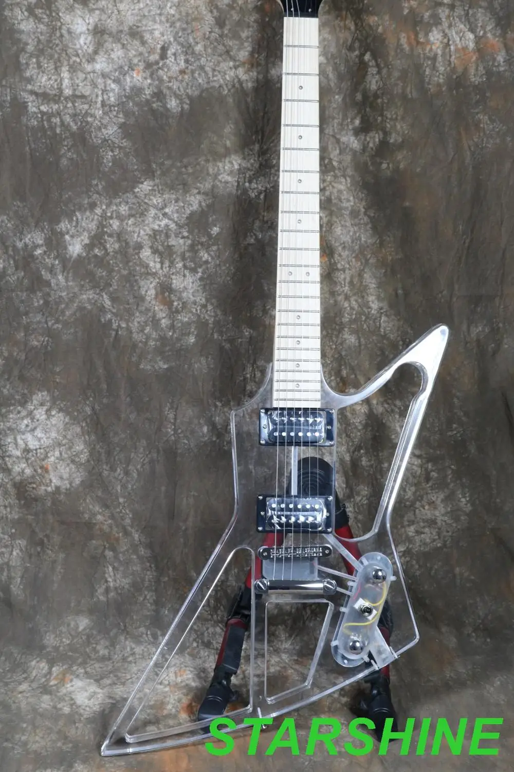 Гитара с выдолбленным акриловым корпусом и зеленым светодиодсветильник катором